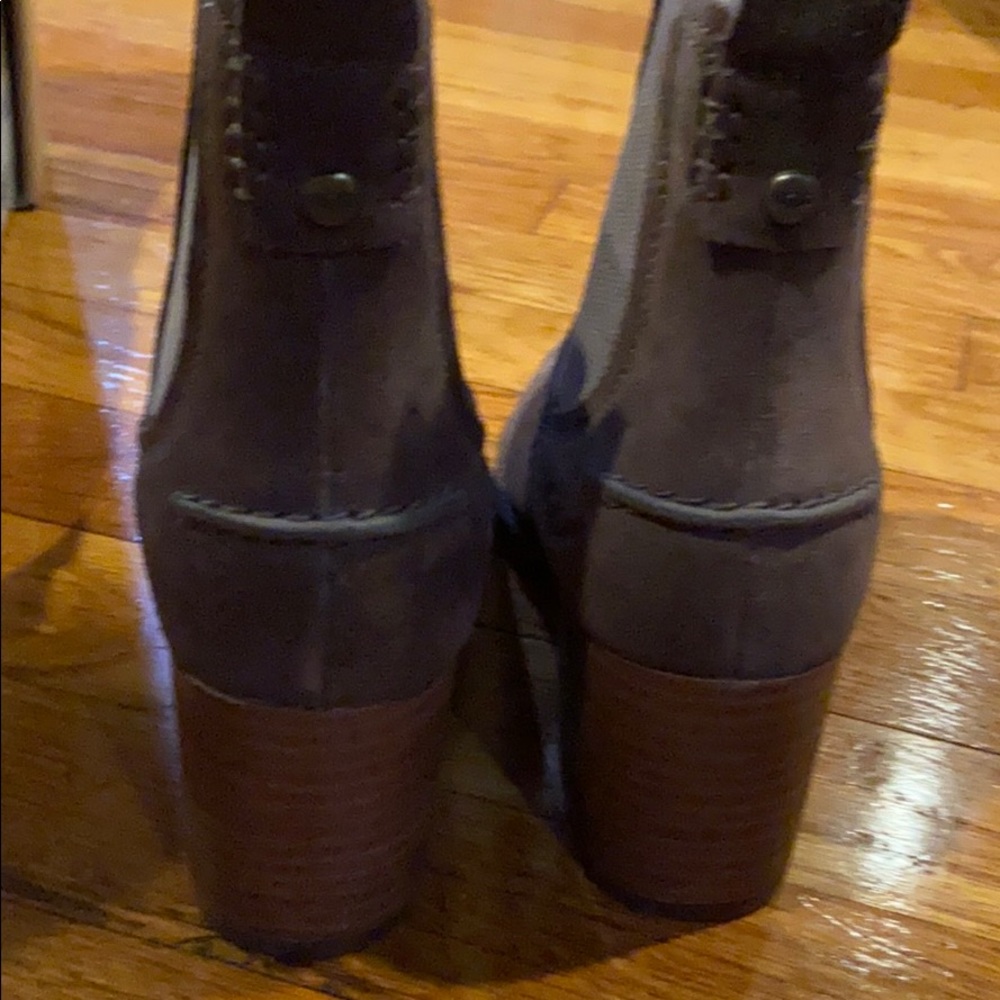 Never worn: Women’s UGG boot - Picture 4 of 6